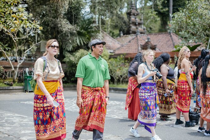 Ubud Small Group Tour: Monkey Forest, Tegalalang Rice Terraces and more - The guides are the strongest part of the experience