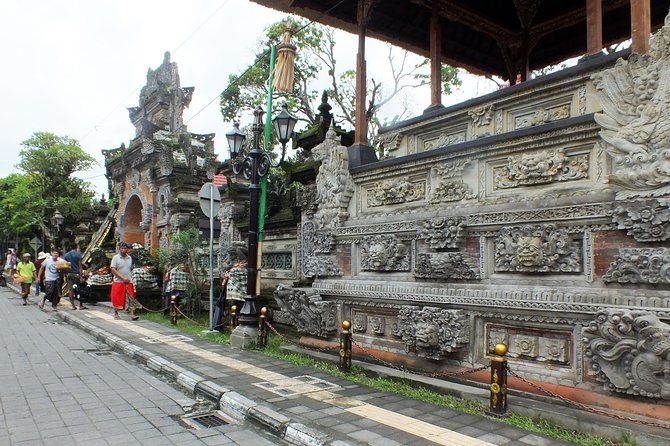 Ubud Village Sightseeing, Famous Paddy Field And Ubud Waterfall - Ubud Market and Palace: crafts beside royal history