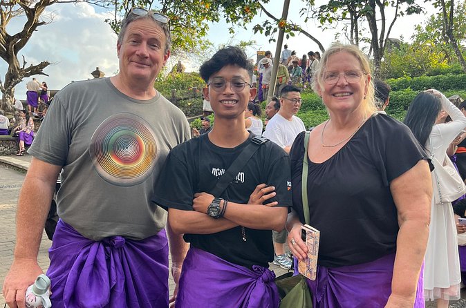 Uluwatu Temple Entrance & Kecak Dance Tickets - What the guide adds to a short visit