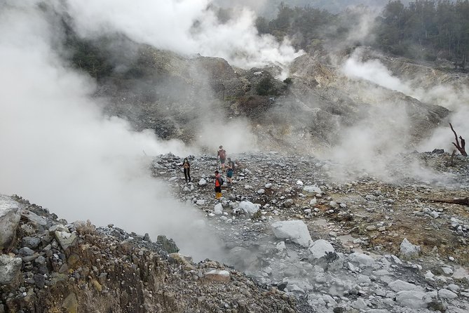 volcano hike and jungle trekking adventure - Through the tropical rainforest