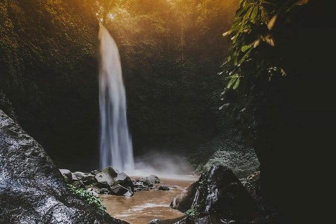 Waterfall Tour: North Bali Best Waterfalls - Lunch above Lake Buyan and Lake Tamblingan