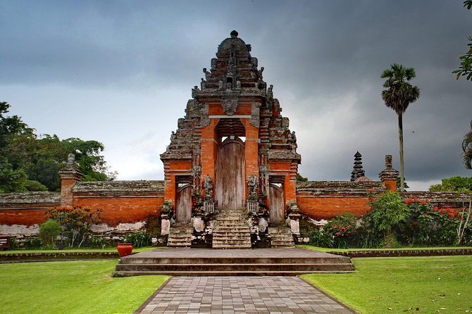 West Bali Tour: Taman Ayun, Ulun Danu Beratan, Jatiluwih Rice Terrace, Tanah Lot - Taman Ayun’s gates and water gardens